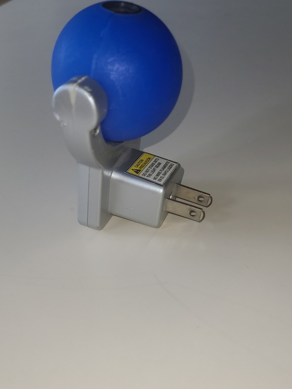 Projectable Tropical Fish  LED Night Light Plug-In - Picture 4 of 4